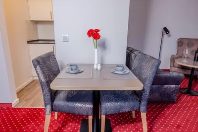 Ein Sitzbereich in der Unterkunft Hotel KonradP Holzkirchen