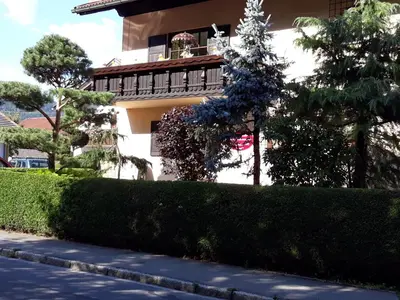 Das Gebäude in dem sich die Ferienwohnung befindet