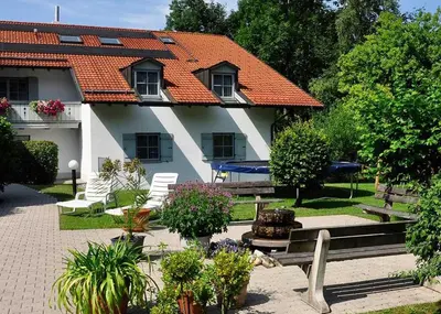 Ein Garten an der Unterkunft Ferienwohnung Brünnsteinblick Kranzhorn