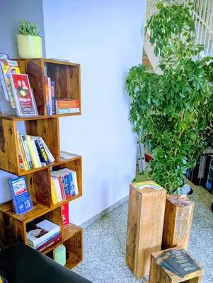 Die Bibliothek im Hotel