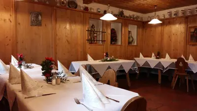 Ein Restaurant oder anderes Speiselokal in der Unterkunft Hotel Keindl