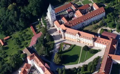 Blick auf Hotel Schyrenhof aus der Vogelperspektive