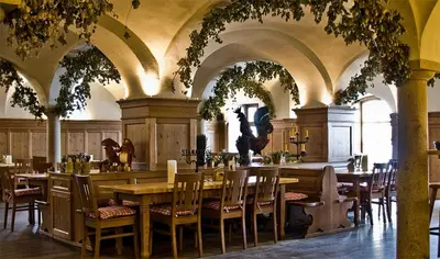 Ein Restaurant oder anderes Speiselokal in der Unterkunft Hotel Schyrenhof