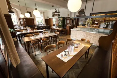 Ein Restaurant oder anderes Speiselokal in der Unterkunft Hotel & Brauerei-Gasthof Neuwirt