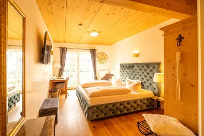 Ein Bett oder Betten in einem Zimmer der Unterkunft Landhaus Hotel Wolfratshausen