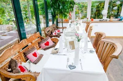 Ein Restaurant oder anderes Speiselokal in der Unterkunft Landhaus Hotel Wolfratshausen