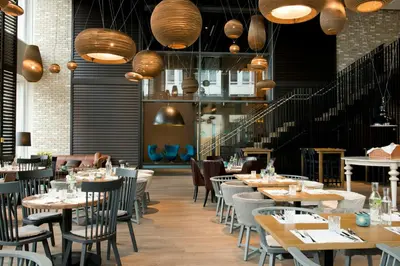 Ein Restaurant oder anderes Speiselokal in der Unterkunft Motel One München-Campus