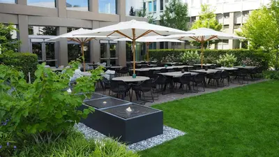 Ein Garten an der Unterkunft Motel One München-Campus
