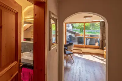 Ein Sitzbereich in der Unterkunft Gästehaus Alpina