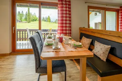 Ein Sitzbereich in der Unterkunft Gästehaus Alpina