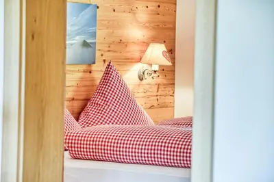 Ein Bett oder Betten in einem Zimmer der Unterkunft Gästehaus Alpina