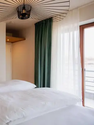 Ein Bett oder Betten in einem Zimmer der Unterkunft Strandhotel SüdSee Diessen am Ammersee