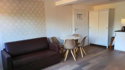 Ein Sitzbereich in der Unterkunft Schatzbergalm Pension