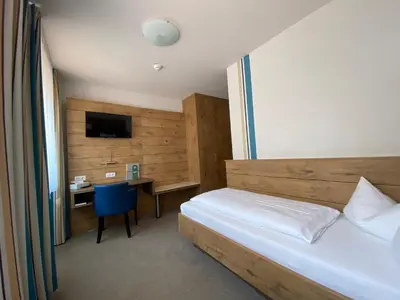 Ein Bett oder Betten in einem Zimmer der Unterkunft Hotel-Pension Scharl am Maibaum