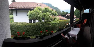 Ein Garten an der Unterkunft Landhaus Hochgern