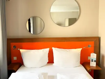 Ein Bett oder Betten in einem Zimmer der Unterkunft Hotel Sendlinger Tor