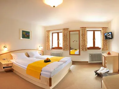 Ein Bett oder Betten in einem Zimmer der Unterkunft Gästehaus Enzianhof Hotel Garni
