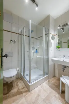 Ein Badezimmer in der Unterkunft Gästehaus Enzianhof Hotel Garni