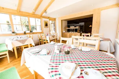 Ein Restaurant oder anderes Speiselokal in der Unterkunft Gästehaus Enzianhof Hotel Garni