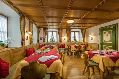 Ein Sitzbereich in der Unterkunft Gästehaus Enzianhof Hotel Garni