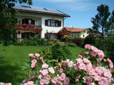Ein Garten an der Unterkunft Gästehaus St. Bartholomä