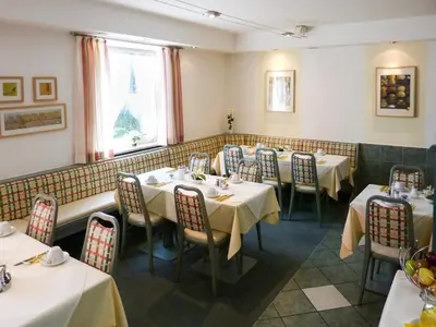 Ein Restaurant oder anderes Speiselokal in der Unterkunft City Hotel