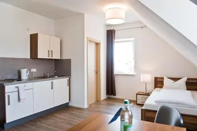 Küche/Küchenzeile in der Unterkunft greenpartment Boardinghouse Neustadt