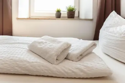 Ein Bett oder Betten in einem Zimmer der Unterkunft greenpartment Boardinghouse Neustadt