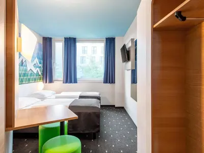Ein Bett oder Betten in einem Zimmer der Unterkunft B&B Hotel Rosenheim