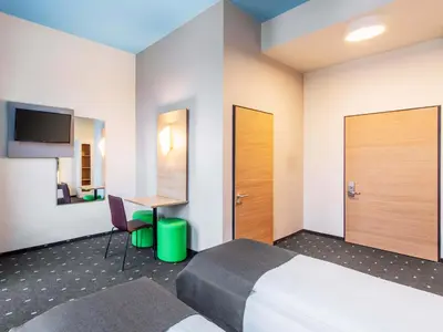 Ein Bett oder Betten in einem Zimmer der Unterkunft B&B Hotel Rosenheim