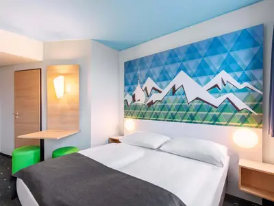 Ein Bett oder Betten in einem Zimmer der Unterkunft B&B Hotel Rosenheim