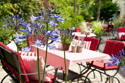Ein Garten an der Unterkunft GÄSTEHAUS an der Sempt Ferienwohnungen & Apartements