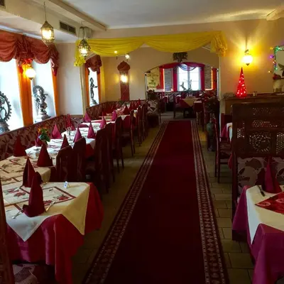 Ein Restaurant oder anderes Speiselokal in der Unterkunft Jujhar's Gästehaus