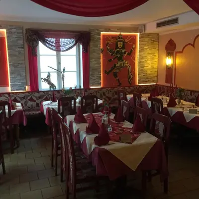 Ein Restaurant oder anderes Speiselokal in der Unterkunft Jujhar's Gästehaus