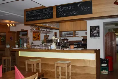 Lounge oder Bar in der Unterkunft Il Plonner - Hotel Restaurant Biergarten