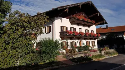 Das Gebäude in dem sich der Bauernhof befindet
