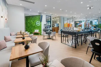 Ein Restaurant oder anderes Speiselokal in der Unterkunft KOOS Hotel&Apartments - City Aparthotel