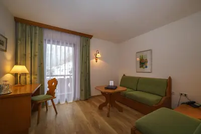 Ein Sitzbereich in der Unterkunft Parkhotel Sonnenhof