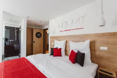 Ein Bett oder Betten in einem Zimmer der Unterkunft HEIMAT | Hotel & Boarding House