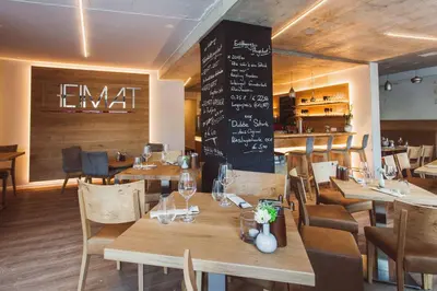 Ein Restaurant oder anderes Speiselokal in der Unterkunft HEIMAT | Hotel & Boarding House