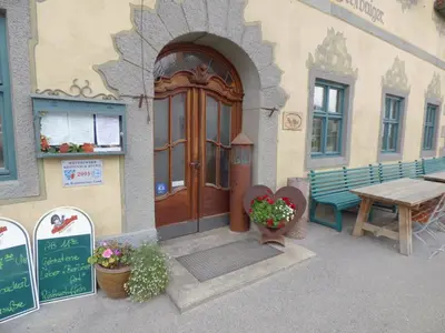Eine Fassade oder ein Eingang zu Gasthof Falkenstein - Metzgerei Schwaiger -