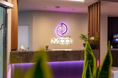 Ein Zertifikat, Auszeichnung, Logo oder anderes Dokument, das in der Unterkunft Hotel MODI ausgestellt ist