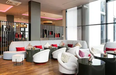 Ein Sitzbereich in der Unterkunft Leonardo Royal Hotel Munich