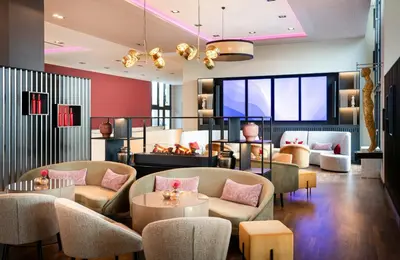 Ein Sitzbereich in der Unterkunft Leonardo Royal Hotel Munich