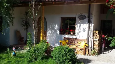 Ein Garten an der Unterkunft Gastezimmer Nahe Wesslinger See