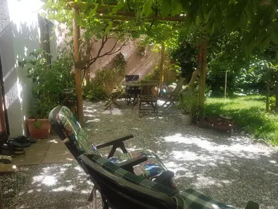 Ein Garten an der Unterkunft Gastezimmer Nahe Wesslinger See