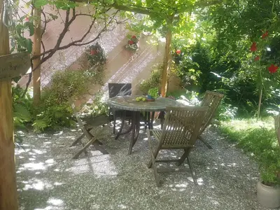 Ein Garten an der Unterkunft Gastezimmer Nahe Wesslinger See