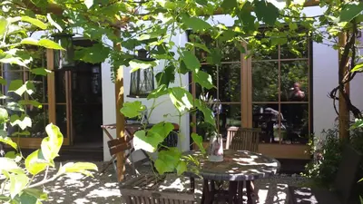 Ein Garten an der Unterkunft Gastezimmer Nahe Wesslinger See