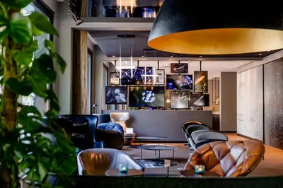 Ein Sitzbereich in der Unterkunft Motel One München - Deutsches Museum