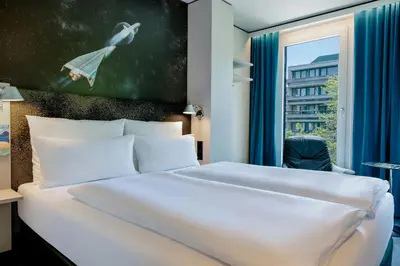 Ein Bett oder Betten in einem Zimmer der Unterkunft Motel One München - Deutsches Museum